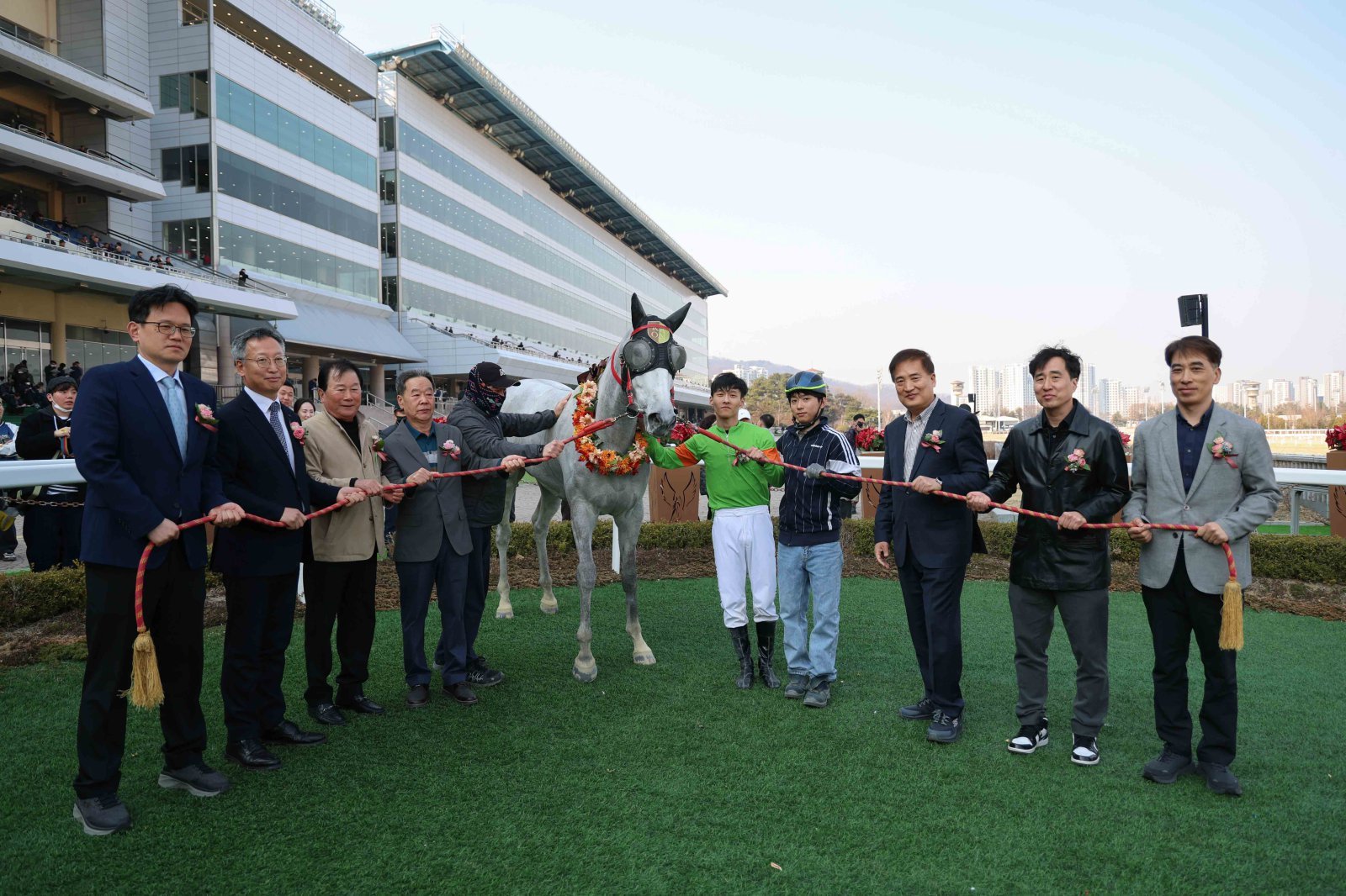 제29회 동아일보배에서 우승한 라온포레스트와 조재로 기수(녹색 상의)가 시상식이 끝난 뒤 관계자들과 함께 기념 촬영을 하고 있다. 사진제공 | 한국마사회