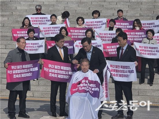 박형준 부산시장이 지난 23일 국회에서 부산발전특별법안 제정 촉구 긴급 기자회견을 연 가운데 삭발식을 하고 있다. (사진제공=부산시)