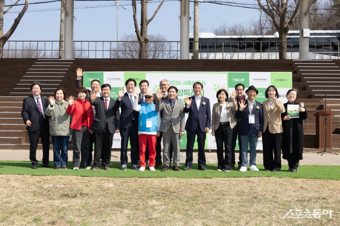 이동환 고양시장(오른쪽 여섯번째)은 25일 관산문화체육공원 파크골프장에서 고양시 시니어 파크골프대회에서 기념촬영하고 있다. 사진제공ㅣ고양시