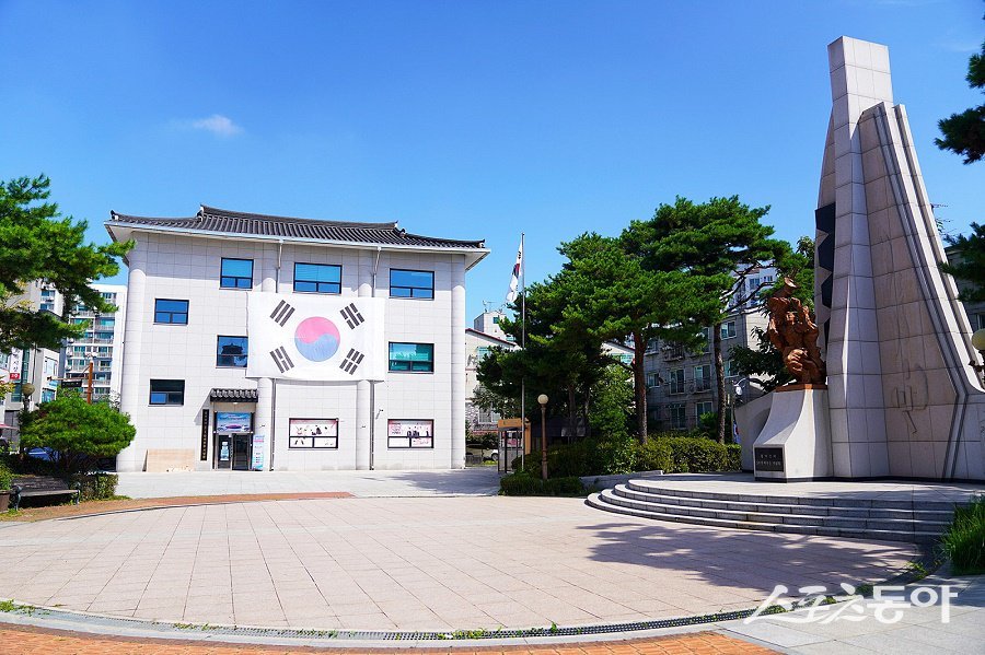 인천 계양구, 3·1만세운동 역사문화센터 및 황어광장 기념탑 전경. 사진제공｜인천 계양구청