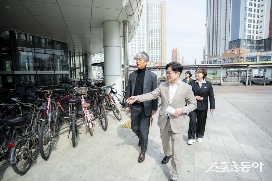 김병수 시장이 현장행정을 통해 공유자전거 및 전동킥보드 관리 현황을 살피고 있다. 사진제공｜김포시청