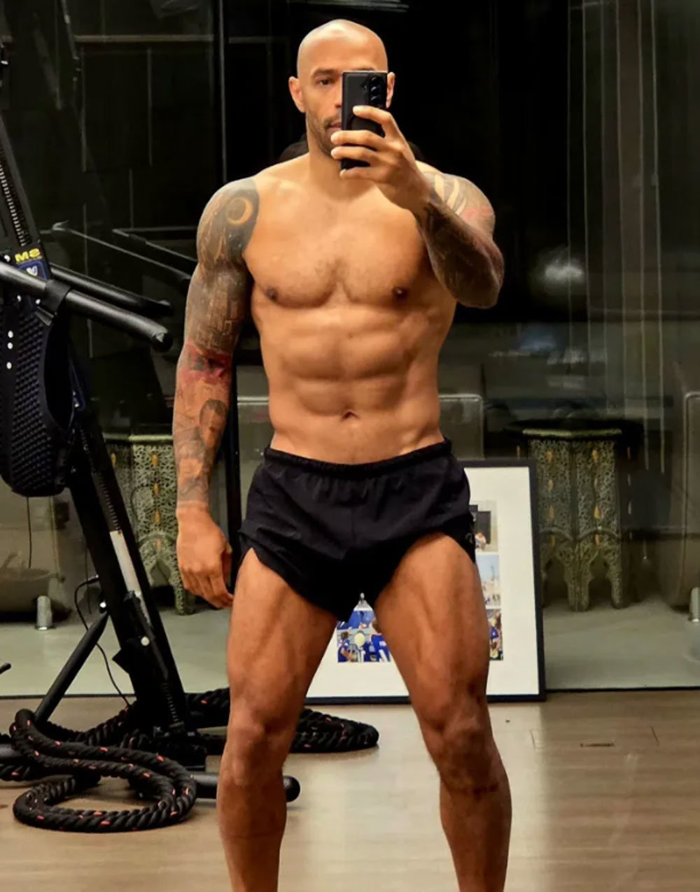 손흥민도 놀랄 48세 앙리 복근 난리…복싱 데뷔설