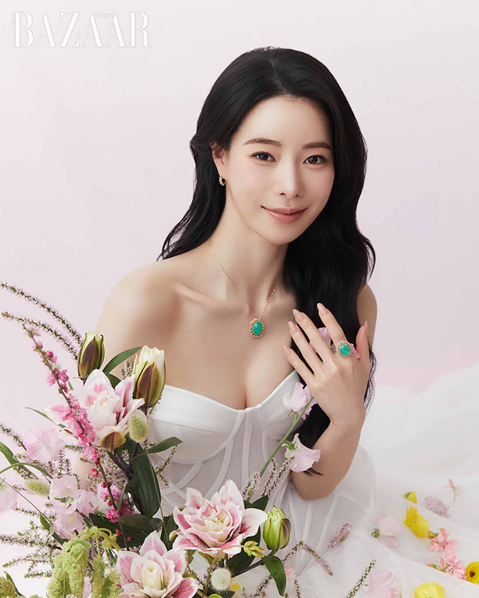 ‘이도현♥’ 임지연, 순백 드레스 입고 우아함 폭발…역대급 비주얼 [화보]