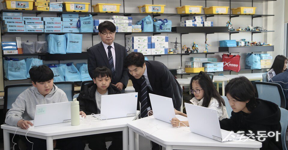 전라남도교육청은 26일 담양 창평초등학교를 방문해 학교 현장과 소통하며, 지역사회와 연계한 교육 활성화 방안을 모색하는 시간을 가졌다. 사진제공 I 전라남도교육청