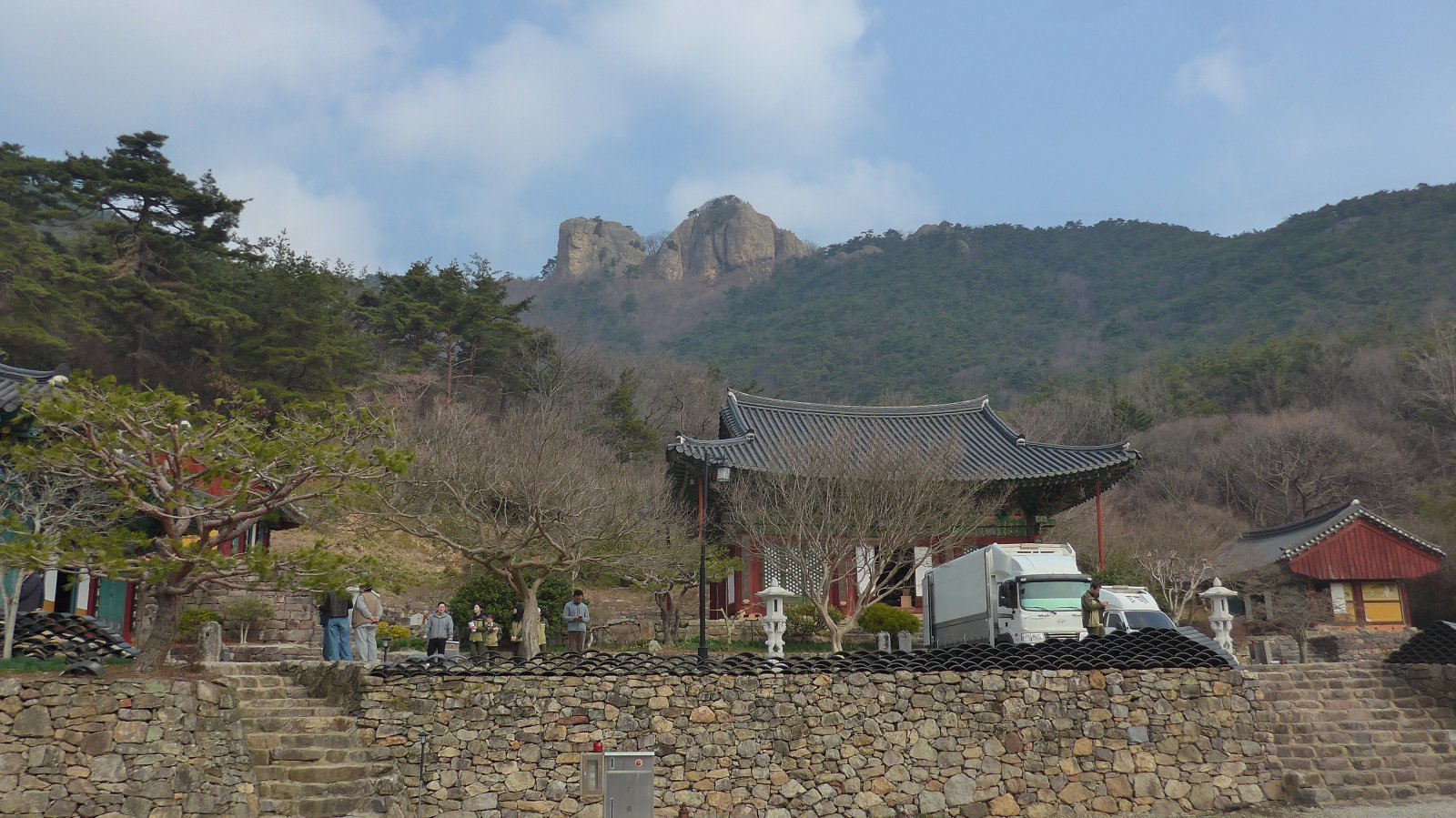 개암사 대웅보전 뒤로 우금암이 보인다. 부안 | 양형모 기자