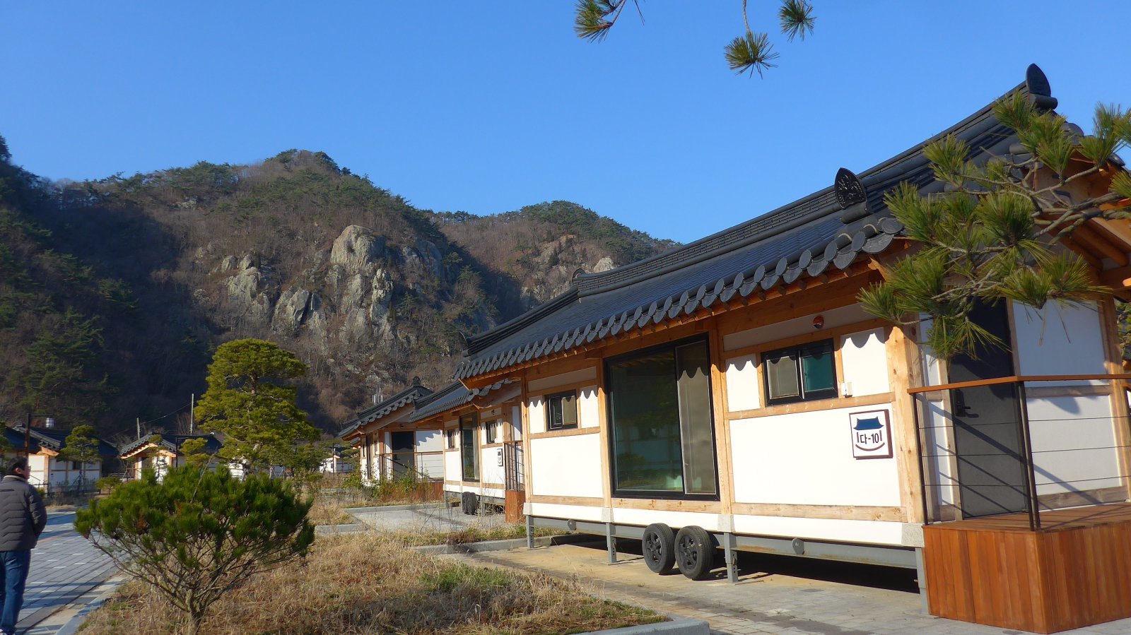 직소천자동차야영장의 한옥형 캐러밴. 집 밑에 달린 바퀴가 독특하다. 부안 | 양형모 기자