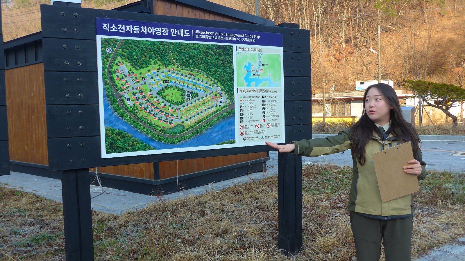 국립공원공단 직원이 5월 개장을 앞둔 직소천자동차야영장 시설에 대해 설명하고 있다. 부안 | 양형모 기자
