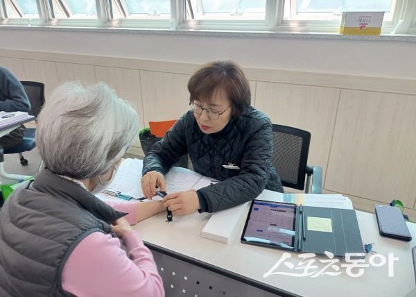 경산시가 ‘AI·IoT 기반 어르신 건강관리 사업’을 운영하고 있는 모습. 사진제공ㅣ경산시