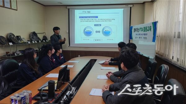 포항상공회의소가 26일 ‘찾아가는 FTA 활용교육’을 진행하고 있는 모습. 사진제공ㅣ포항상공회의소