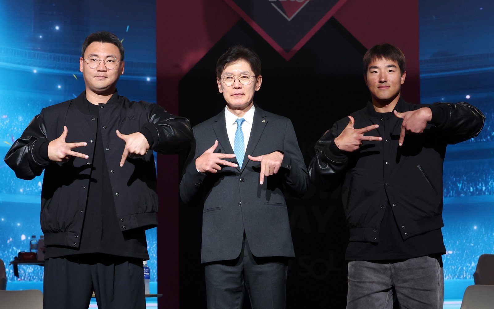 KT 안현민(오른쪽)이 26일 서울 송파구 롯데호텔월드 크리스탈볼룸서 열린 KBO 미디어데이서 선배 장성우(왼쪽), 이강철 감독과 함께 세리머니를 선보이고 있다. 서울|뉴시스