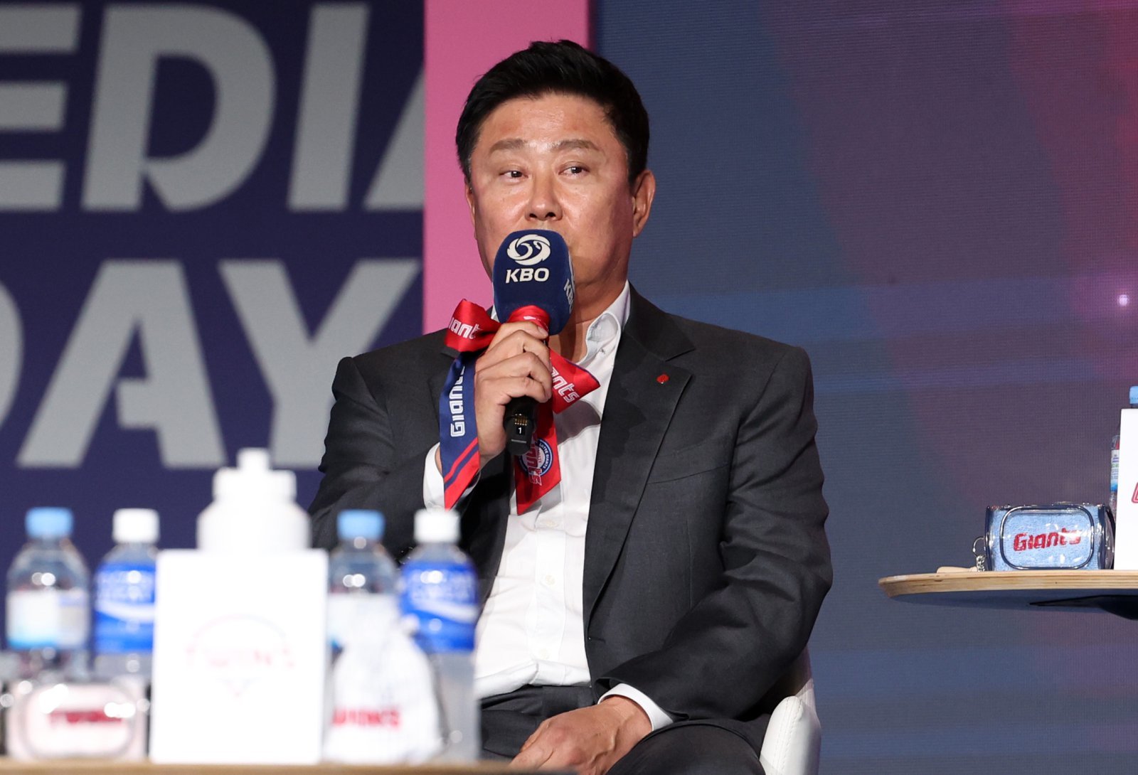 겨우내 풍파 농담으로 풀어낸 김태형 롯데 감독 “살다 살다 별일 다 겪었네. 그래서 더 뭉친다”