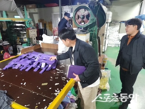 최근 중동 지역 전쟁 여파로 비닐의 주요 원료인 나프타(납사) 공급이 불안정해지면서 일부 지역에서 ‘비닐 대란’ 우려가 확산되고 있는 가운데 신안군은 지난달 24일 제작업체와 1년간 사용할 수 있는 종양제봉투를 확보했다. 사진제공 I 신안군