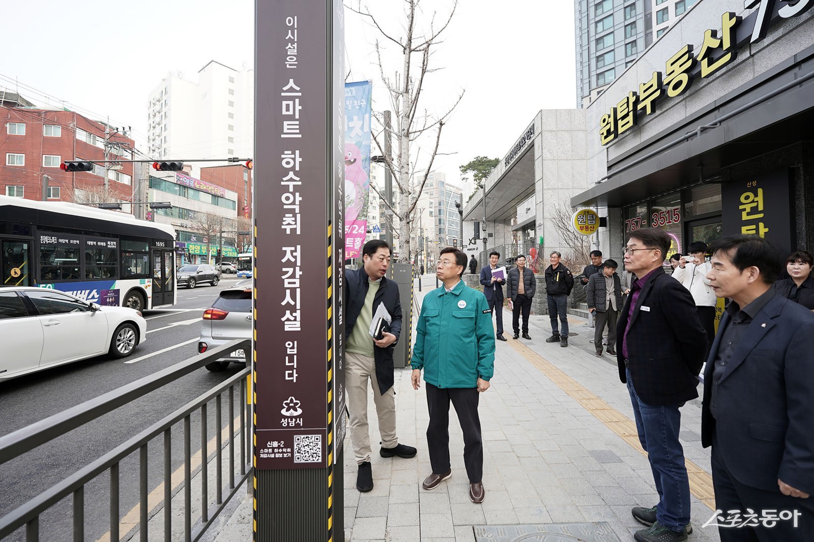 신상진 시장(윈쪽 두번째)은 26일 신흥2동, 중앙동, 은행2동에 있는 스마트 하수 악취 저감시설을 차례로 찾아 현강을 점검하고 있다. 사진제공ㅣ성남시