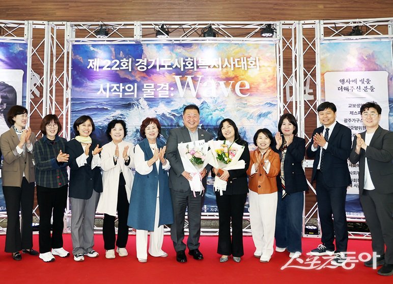 김경일 시장(가운뎨)은 직원들과 27일 ‘제22회 경기도사회복지사대회’에서 ‘경기사회복지대상 우수 기초자치단체상’을 받고 있다. 사진제공ㅣ파주시