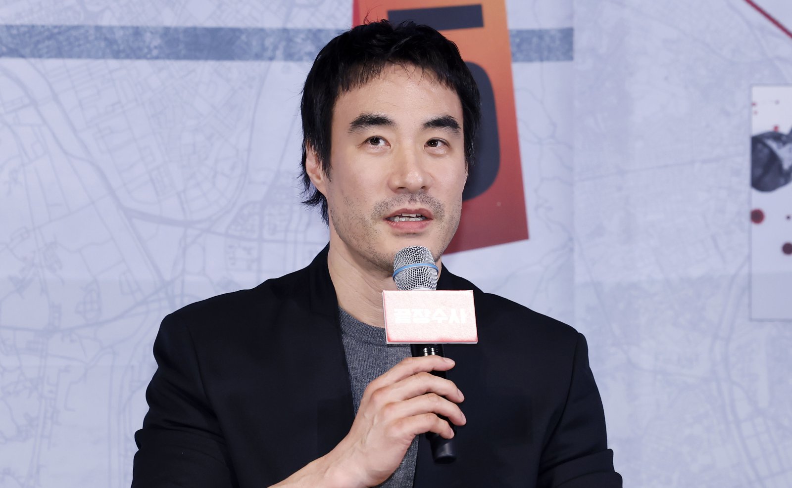 [서울=뉴시스] 김혜진 기자 = 배우 배성우가 25일 서울 용산구 CGV용산아이파크몰에서 열린 영화 ‘끝장수사’ 언론시사회에서 인사말을 하고 있다. 2026.03.25. jini@newsis.com