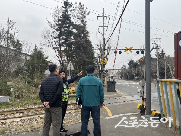 포항시가  주요 철도건널목인 자명건널목과 송동건널목  시설물 안전 상태를 점검하고 있다. 사진제공 ㅣ 포항시