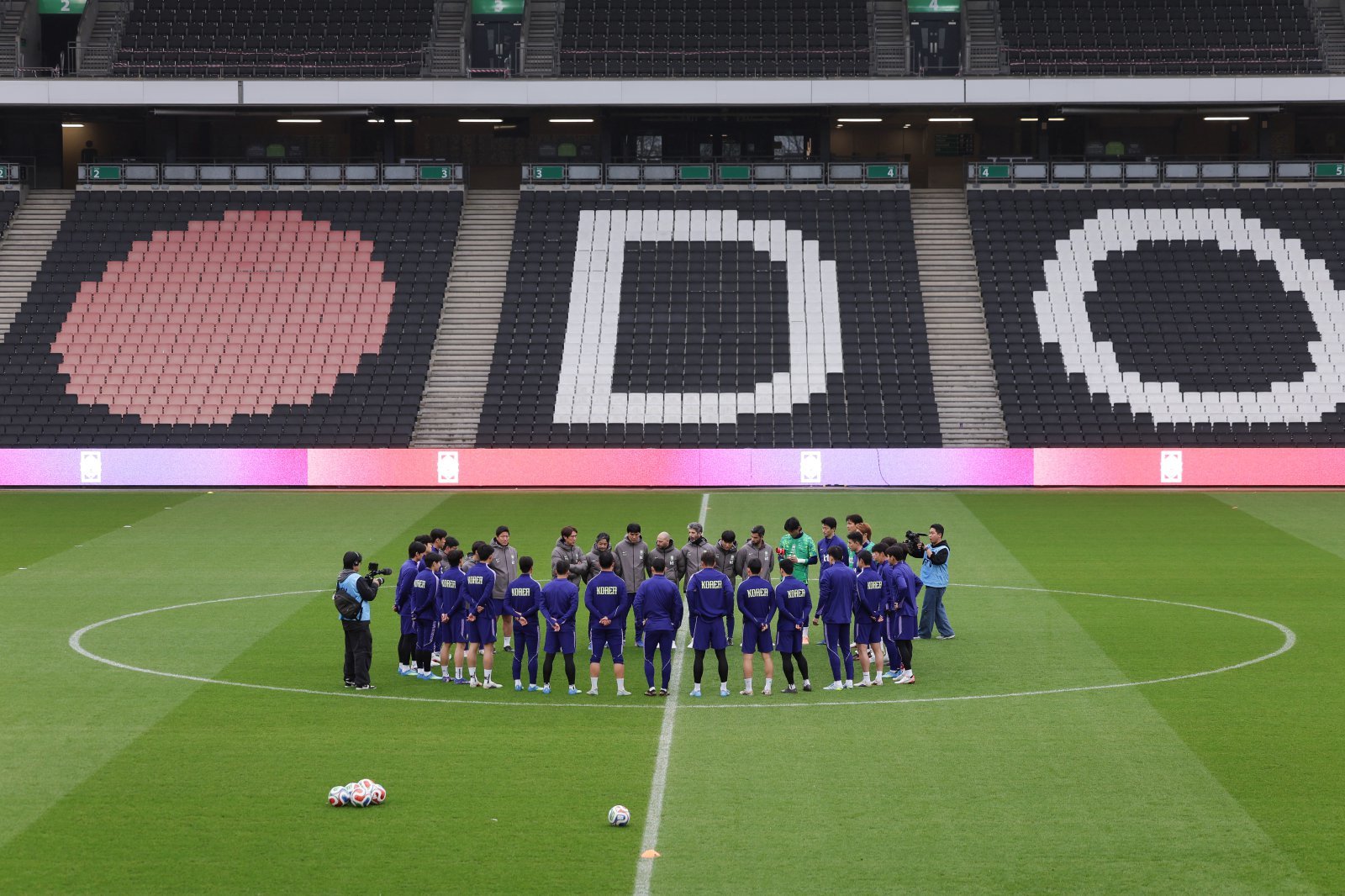 축구국가대표팀 선수들이 27일(한국시간) 스타디움 MK에서 진행된 훈련 도중 경기장 중앙에 모여 대화하고 있다. 사진제공｜대한축구협회