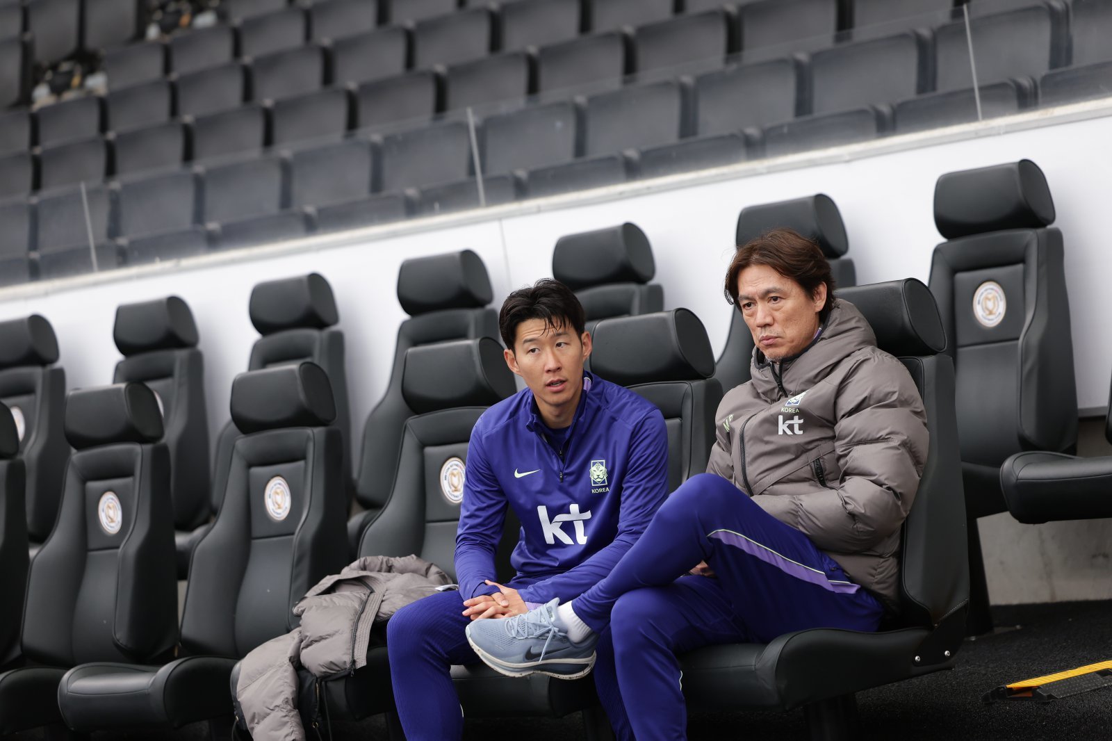 축구국가대표팀 주장 손흥민(왼쪽)과 홍명보 감독이 27일(한국시간) 스타디움 MK에서 진행된 훈련 도중 벤치에서 대화하고 있다. 사진제공｜대한축구협회