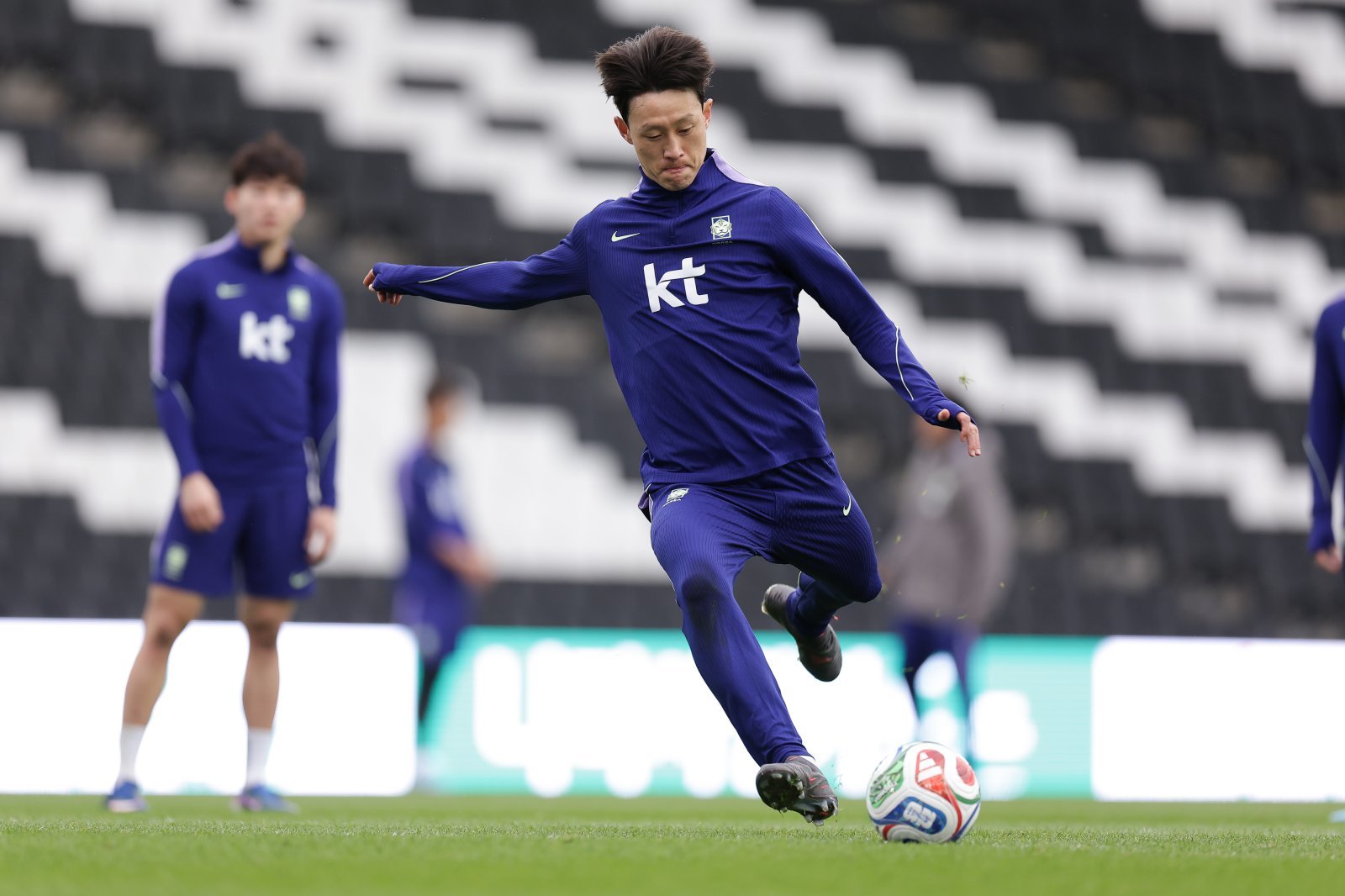 축구국가대표팀 이재성이 27일(한국시간) 스타디움 MK에서 진행된 훈련 도중 슛을 하고 있다. 사진제공｜대한축구협회