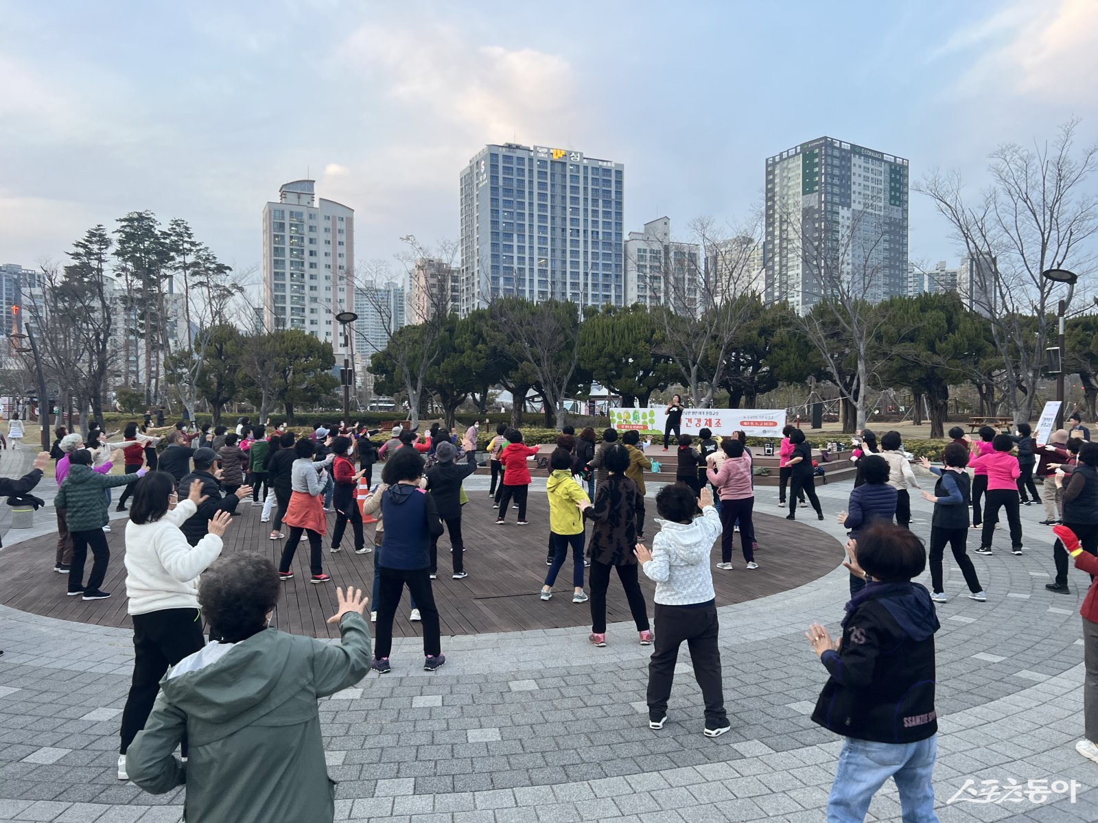 부산시민공원 향기의 숲 야외무대 일원에서 열린여가문화교실인 생활건강체조가 한창이다. (사진제공=부산시설공단)