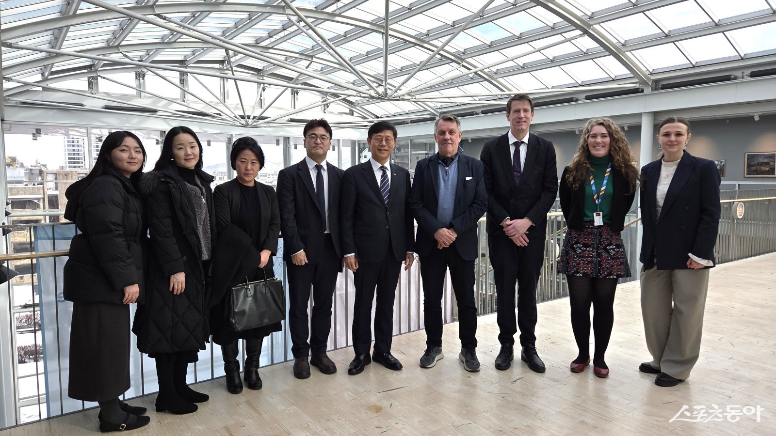 송상근 사장이 트롬쇠 시청을 방문해 군나르 빌헬름센(Gunnar Wilhelmsen) 시장(오른쪽에서 네 번째)과 기념촬영을 하고 있다. (사진제공=부산항만공사)