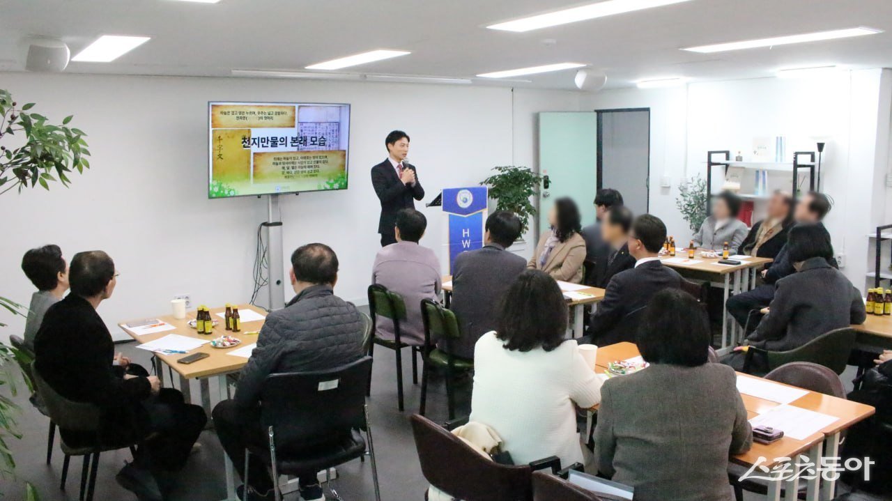 HWPL 글로벌03지부가 지난 24일 부산 범내골에서 ‘평화인 대화의 광장’을 개최한 가운데 김우남 지부장이 ‘천지만물의 본래 모습’을 주제로 발제를 진행하고 있다. (사진제공 = HWPL 글로벌03지부)