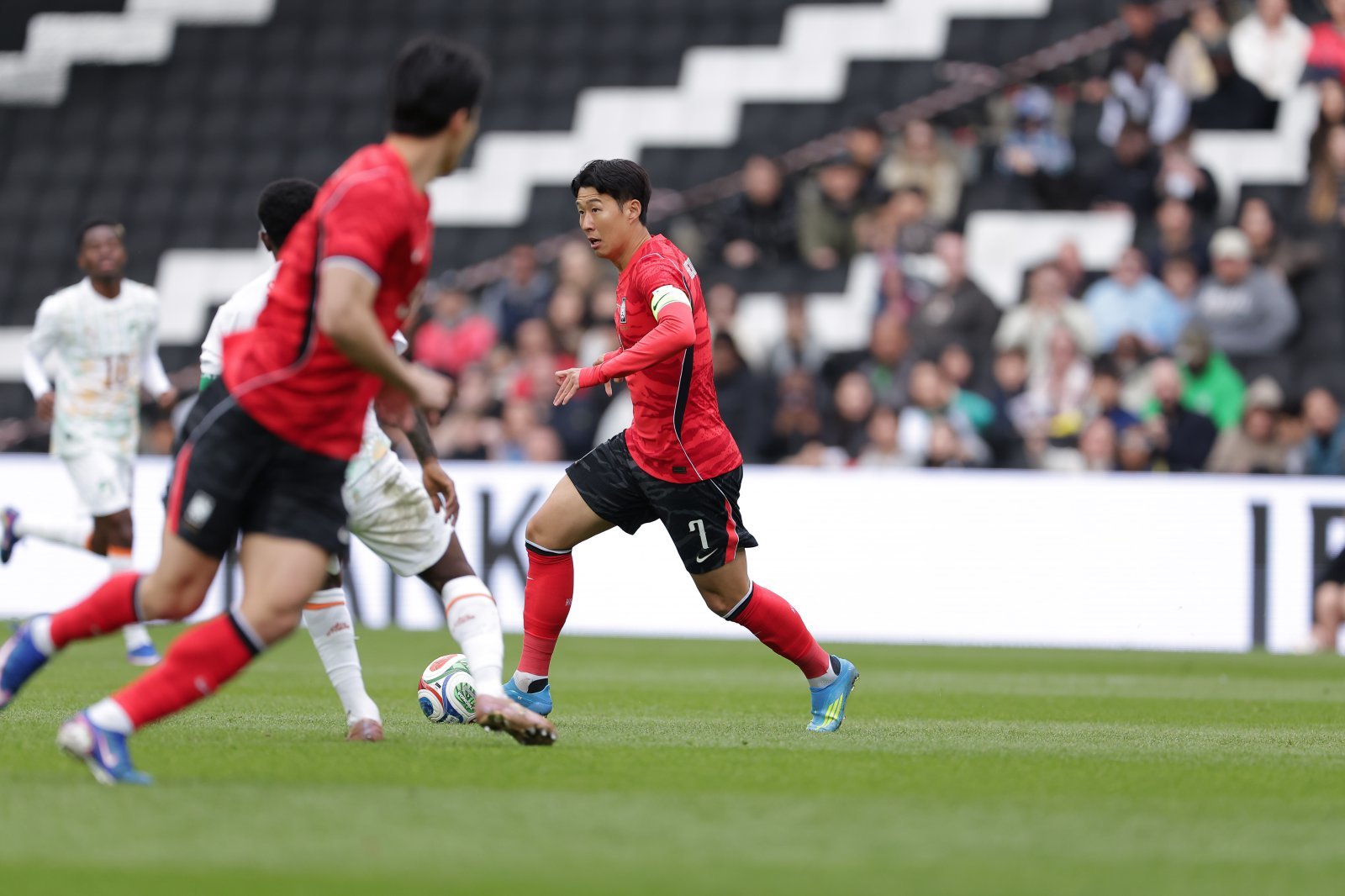 축구국가대표팀 주장 손흥민(가운데)이 29일(한국시간) 스타디움 MK에서 끝난 코트디부아르전 도중 드리블을 하고 있다. 사진제공｜대한축구협회