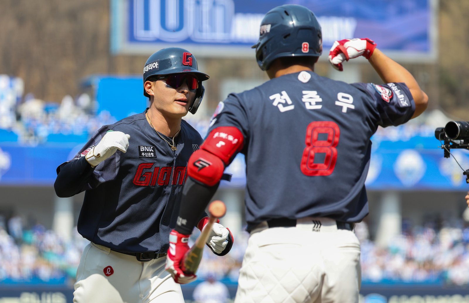 ‘홈런·타점 윤동희-안타·득점 손호영’ 2026시즌 개막전 수놓은 1호 기록의 주인공은 누구?