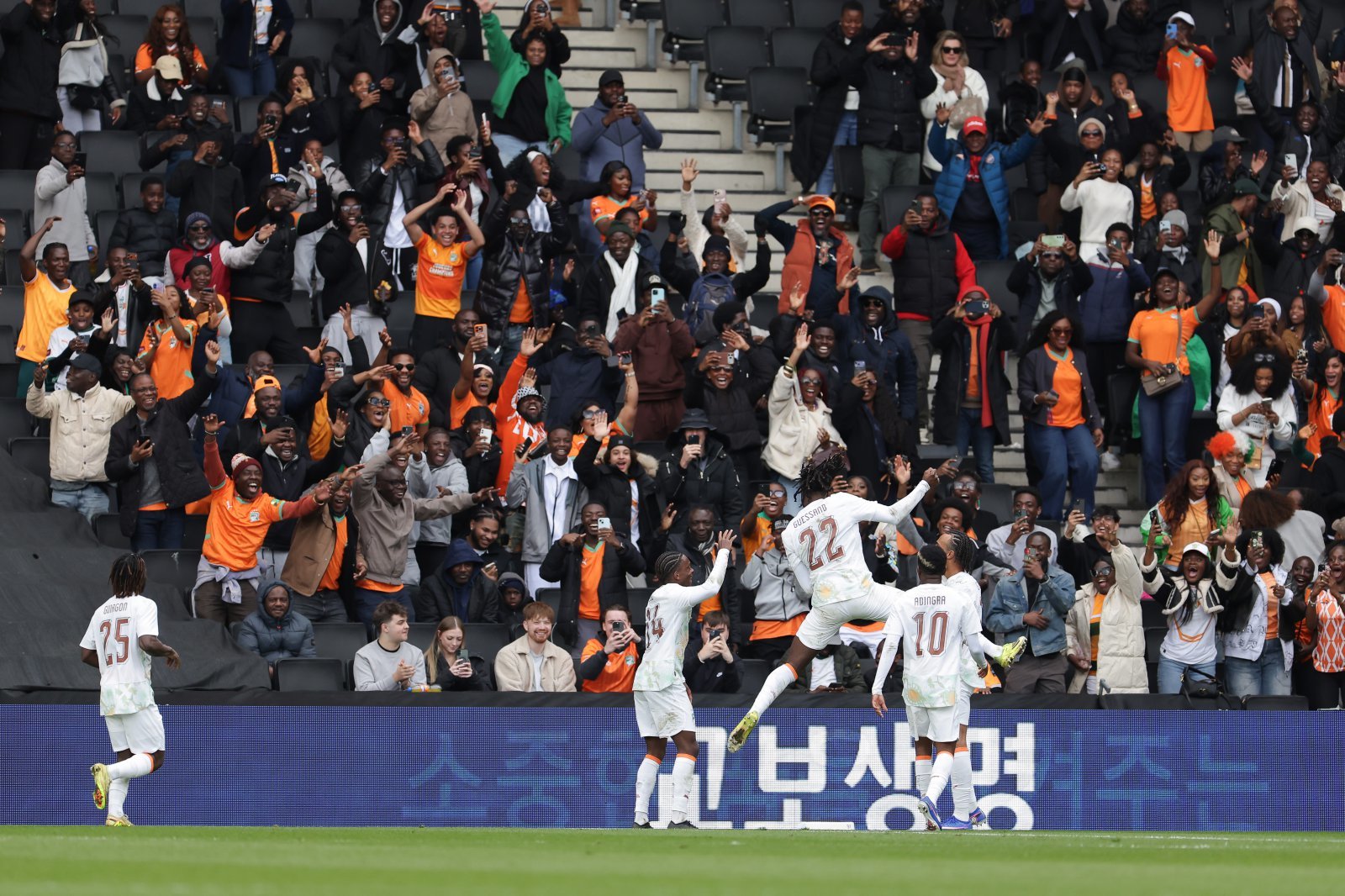 코트디부아르 선수들이 29일(한국시간) 스타디움 MK서 끝난 한국전 도중 세 번째 골을 넣은 뒤 기뻐하고 있다. 사진제공｜대한축구협회