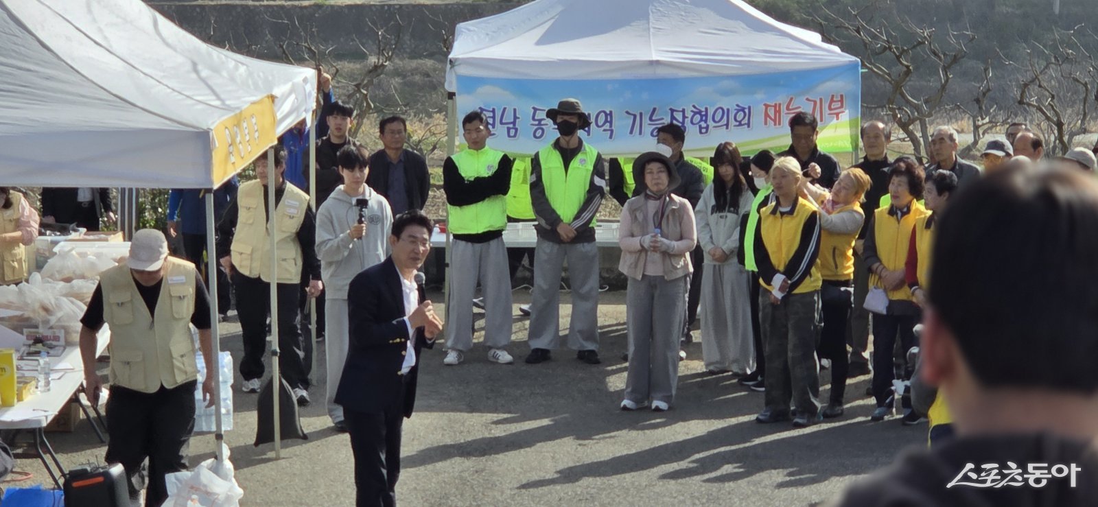 노관규 순천시장이  순천시 상사면 용암마일에서 ‘2026년 재능나눔 마을봉사단’ 활동 현장에서 인사말을 전 하고 있다. 사진=박기현 기자