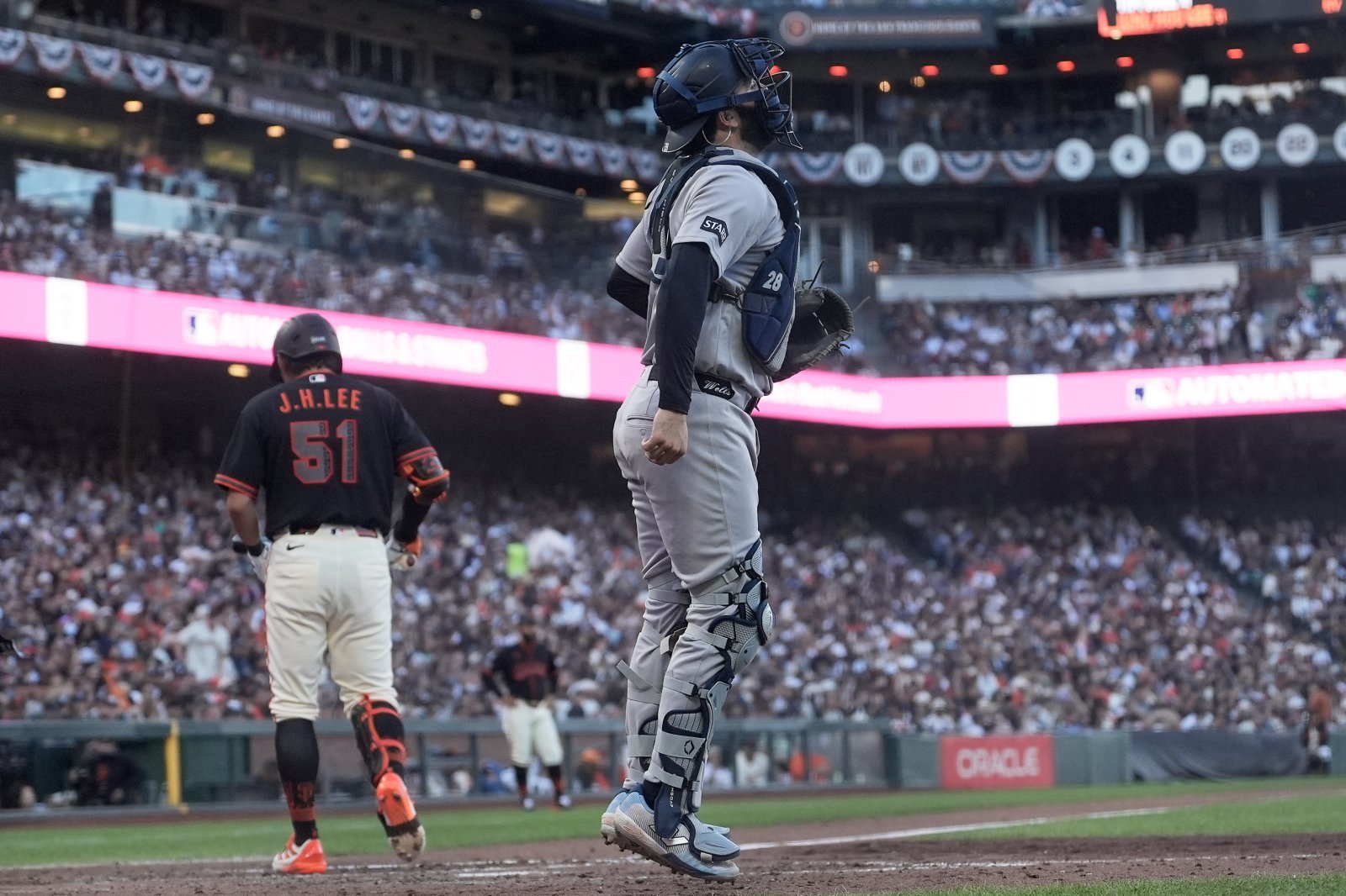 샌프란시스코 이정후가 29일(한국시간) 미국 캘리포니아주 샌프란시스코 오라클 파크서 열린 2026 MLB 양키스전서 7회말 루킹 삼진을 당한 뒤 더그아웃으로 들어가고 있다. 캘리포니아｜AP뉴시스