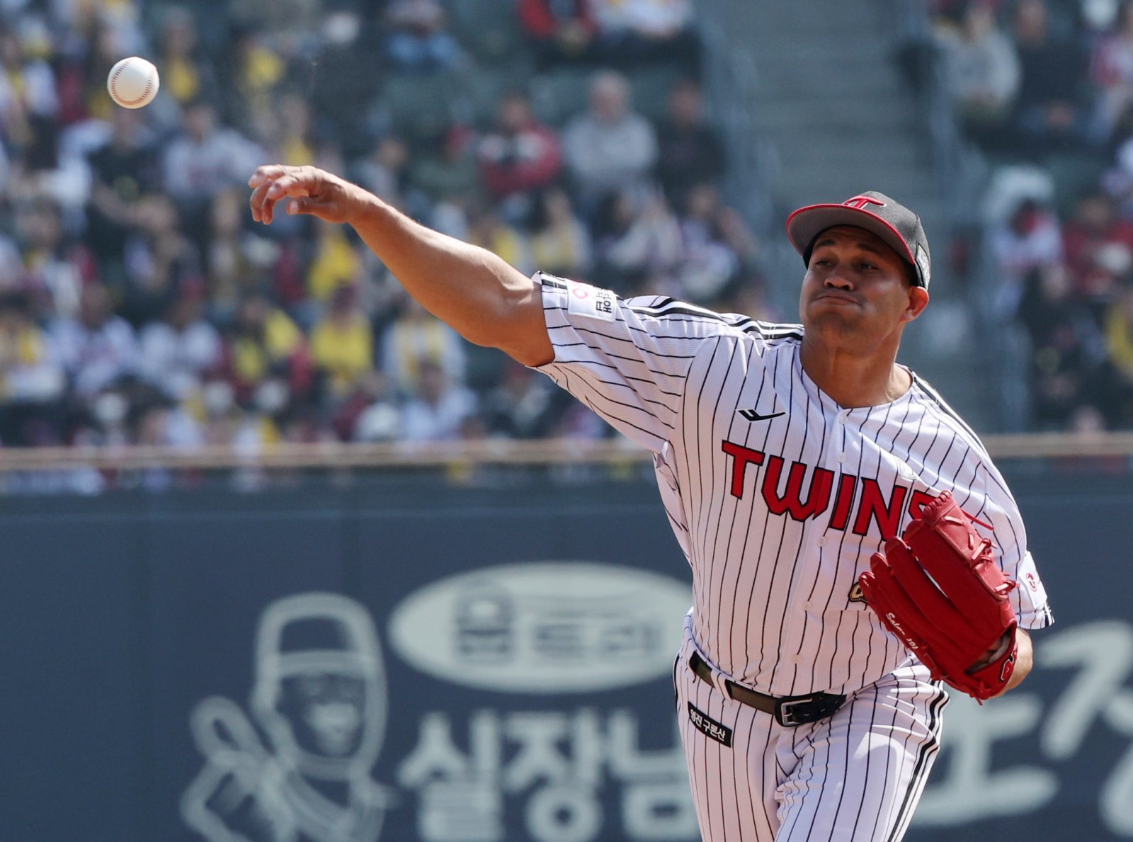 ‘1회 6실점’ LG 치리노스, 허리 검진 받는다…“아무 일 없길”