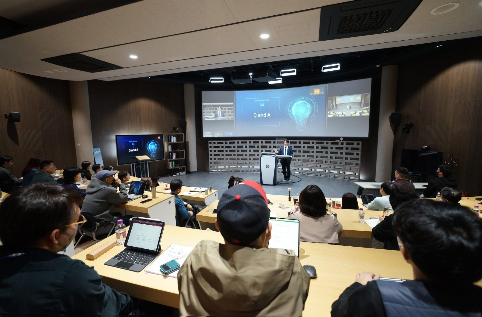 고려사이버대 경영전문대학원이 3월 개원 이후 AI와 빅데이터를 접목한 차별화된 교육과정을 통해 미래지향적 경영 전문가를 양성하고 있다. 인촌관 원형스튜디오에서 오프라인 강의 실습을 하고 있는 고려사이버대 학생들. 사진제공ㅣ고려사이버대