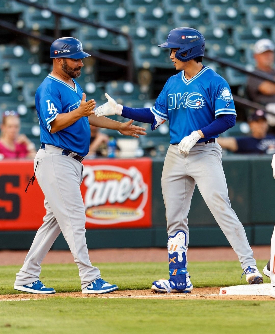 다저스 김혜성(오른쪽)은 29일(한국시간) 미국 오클라호마주 치카소 브릭타운 볼파크서 열린 2026 MiLB 트리플A 앨버커키전서 1번타자 2루수로 나서 5타수 5안타를 기록했다. 사진출처｜오클로하마시티 코메츠 공식 SNS