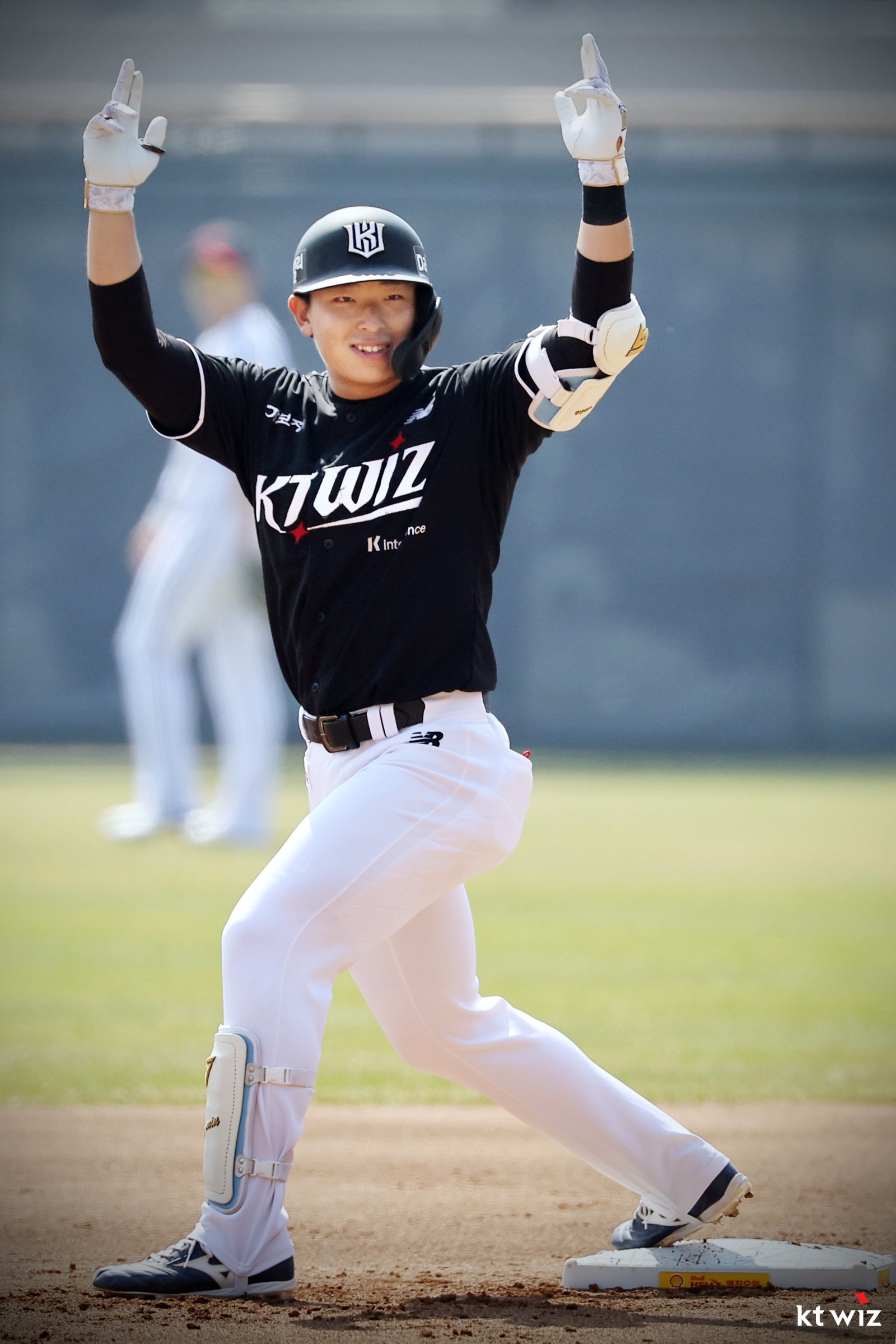 “생각보다 멀리 뻗네” 이강철 KT 감독 놀라게 한 신인 이강민의 장타력