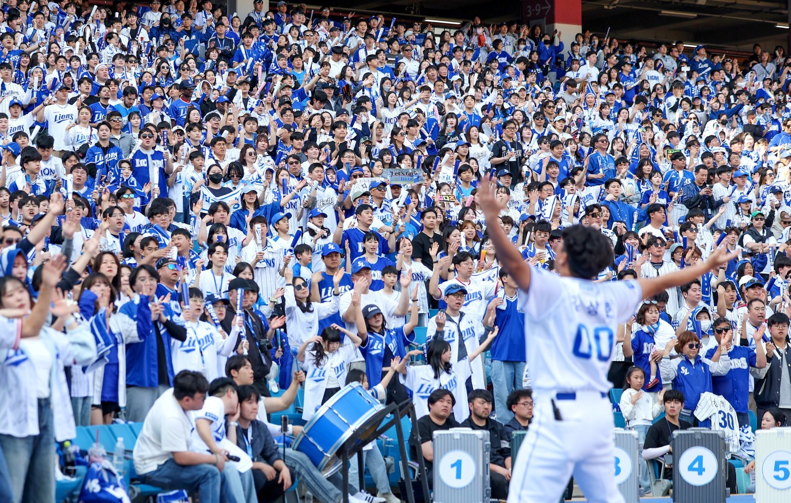 2만4000명의 만원 관중이 들어찬 28일 대구 롯데-삼성전서 팬들이 응원을 하고 있다. 대구｜뉴시스