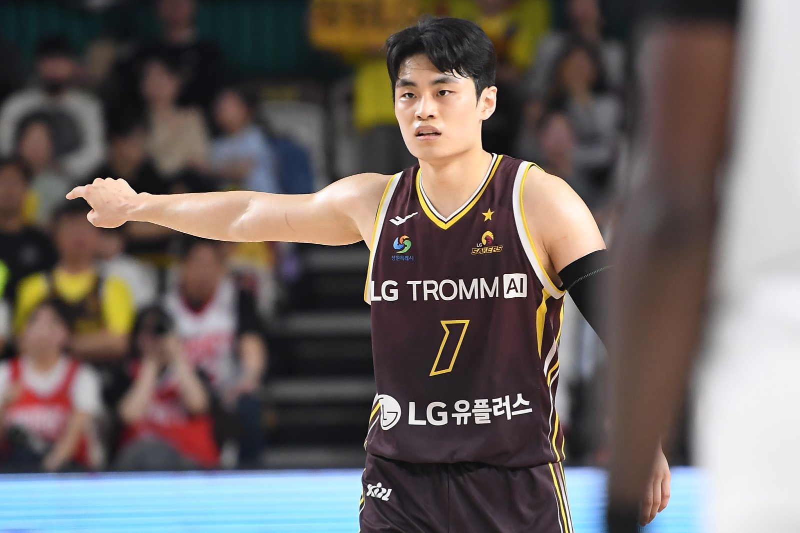 LG 유기상이 29일 창원체육관서 열린 ‘2025~2026 LG전자 프로농구’ 정규리그 6라운드 SK와 홈경기서 동료에게 지시하고 있다. 사진제공｜KBL