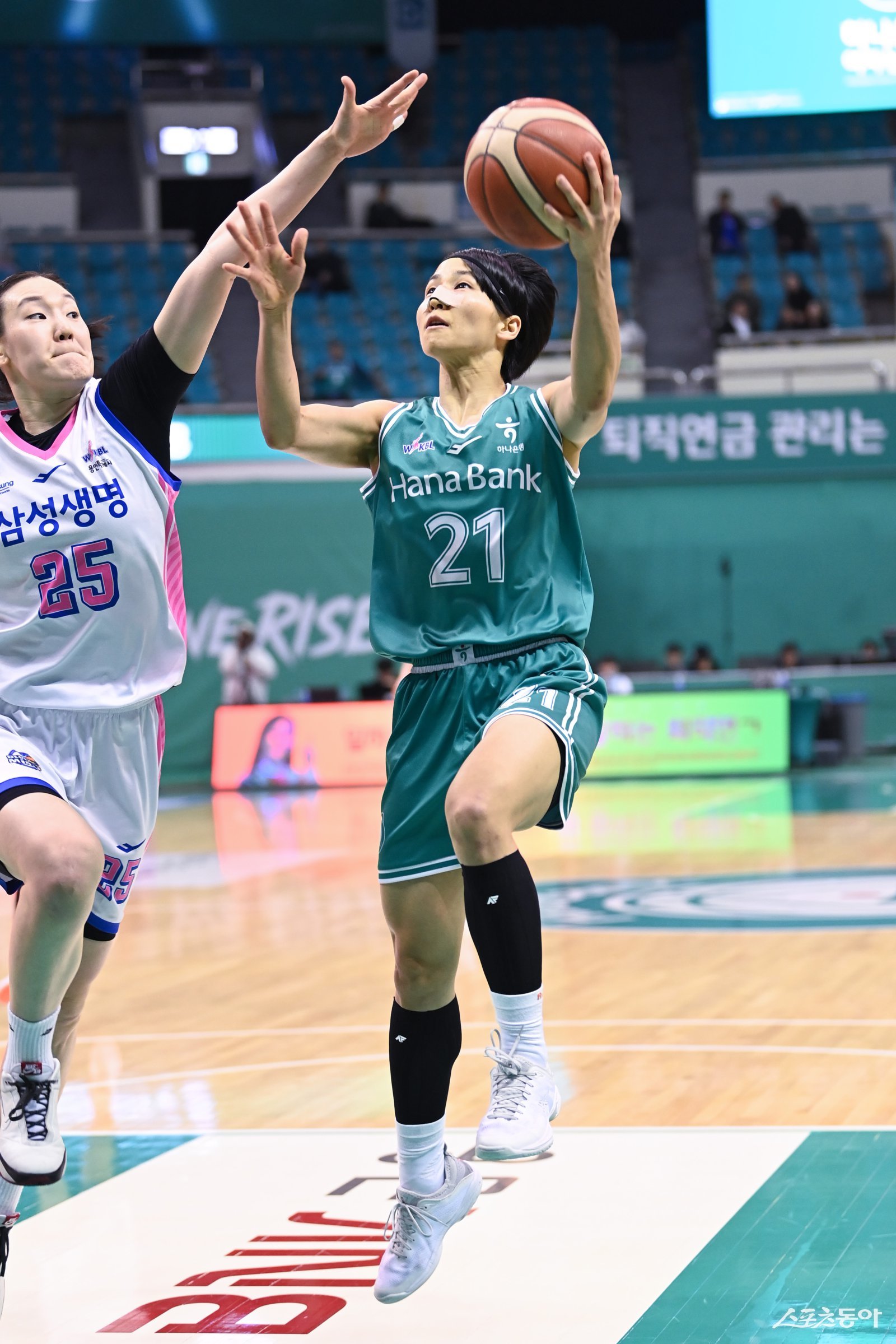 하나은행 이이지마 사키(오른쪽)가 29일 부천체육관에서 열린 삼성생명전 도중 배혜윤의 수비를 필해 슛을 시도하고 있다. 사진제공｜WKBL