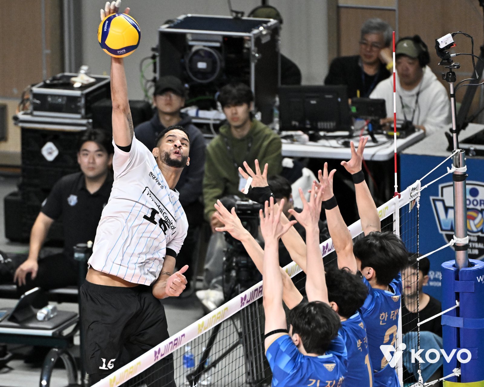 [SD 리뷰 in 장충] ‘대한항공 나와라’ 현대캐피탈, PO 2경기 연속 리버스 스윕승으로 챔피언 결정전 진출! 우리카드전 3-2 역전승