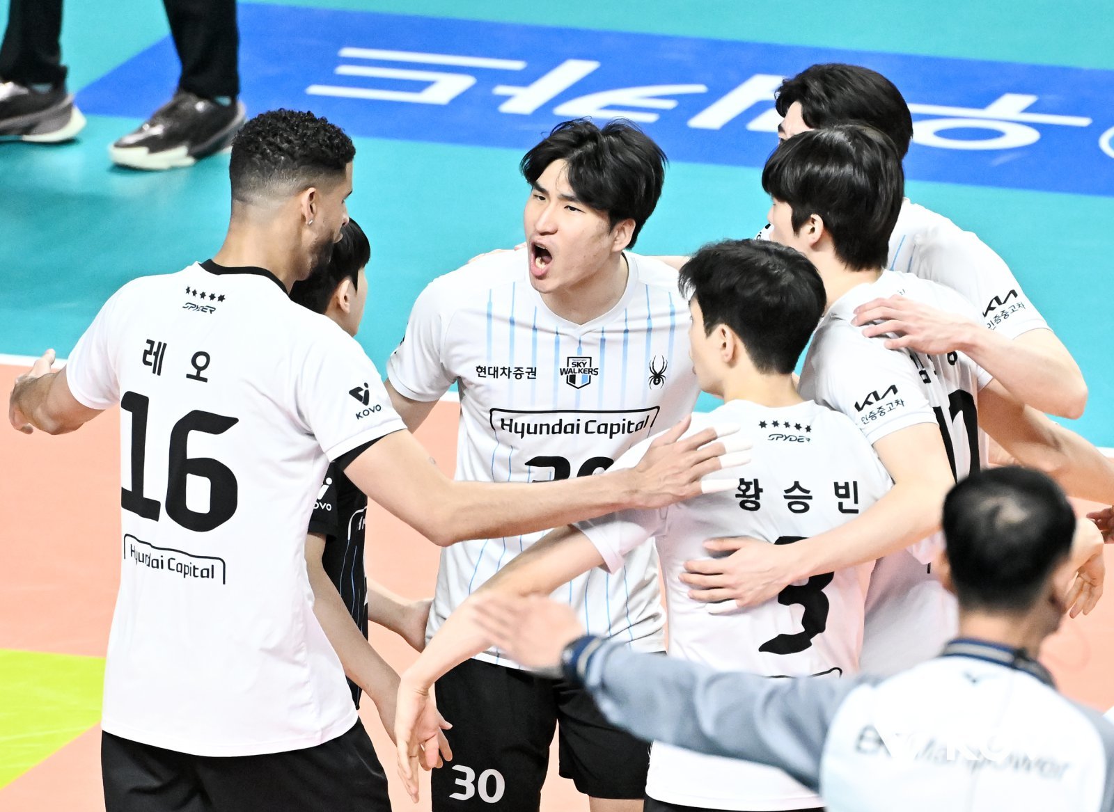 현대캐피탈 레오(뒤)가 29일 장충체육관서 열린 우리카드와 PO 2차전 원정경기서 득점한 뒤 기뻐하고 있다. 사진제공│KOVO