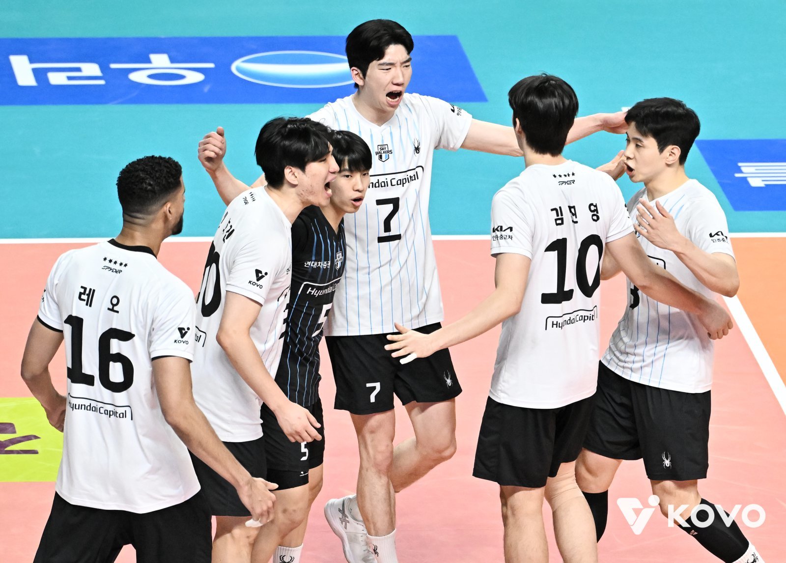 현대캐피탈 선수들이 29일 장충체육관서 열린 우리카드와 PO 2차전 원정경기 도중 득점한 뒤 기뻐하고 있다. 사진제공│KOVO