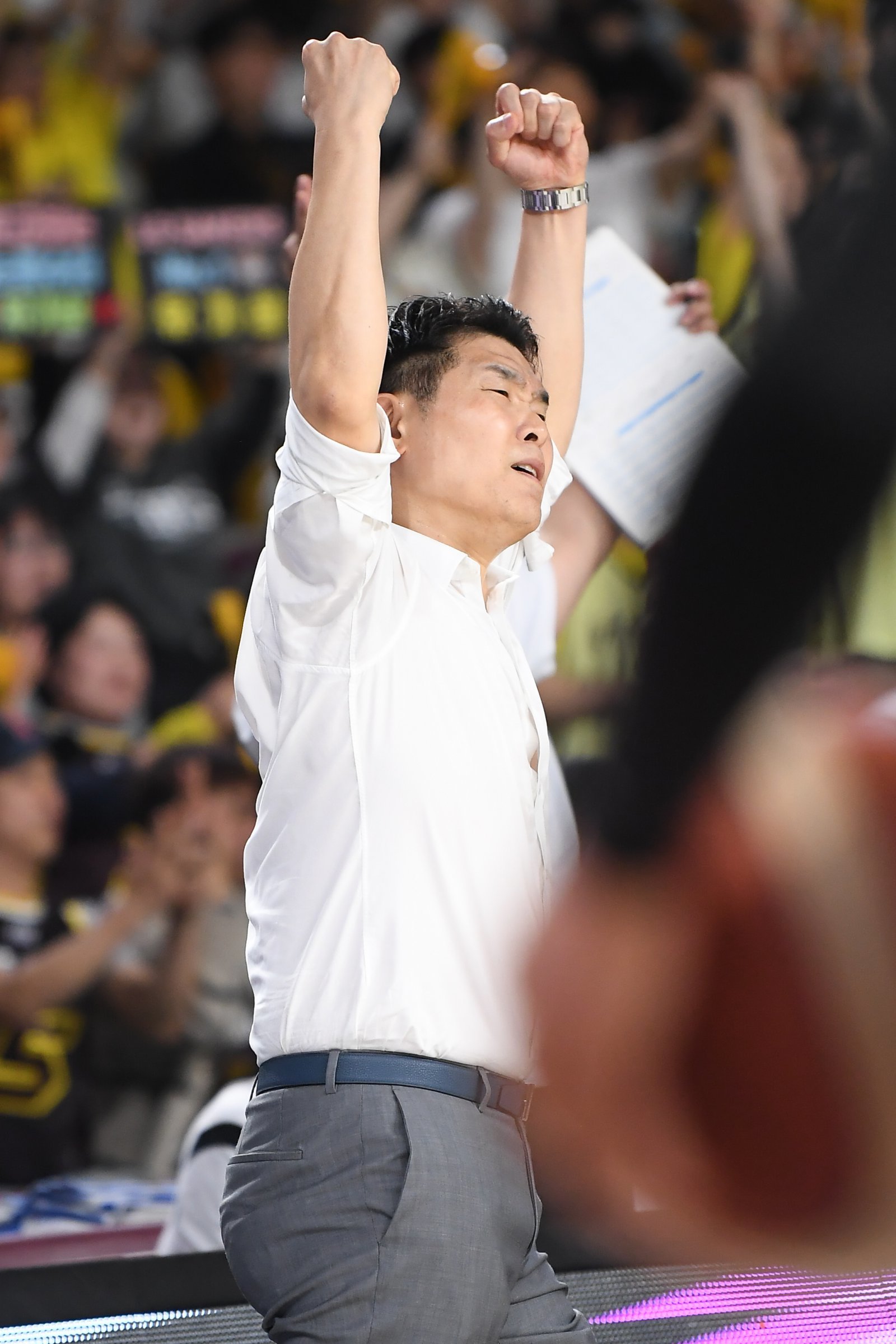 조상현 LG 감독이 29일 창원체육관서 열린 ‘2025~2026 LG전자 프로농구’ 정규리그 6라운드 SK와 홈경기서 선수들의 플레이에 환호하고 있다. 사진제공｜KBL