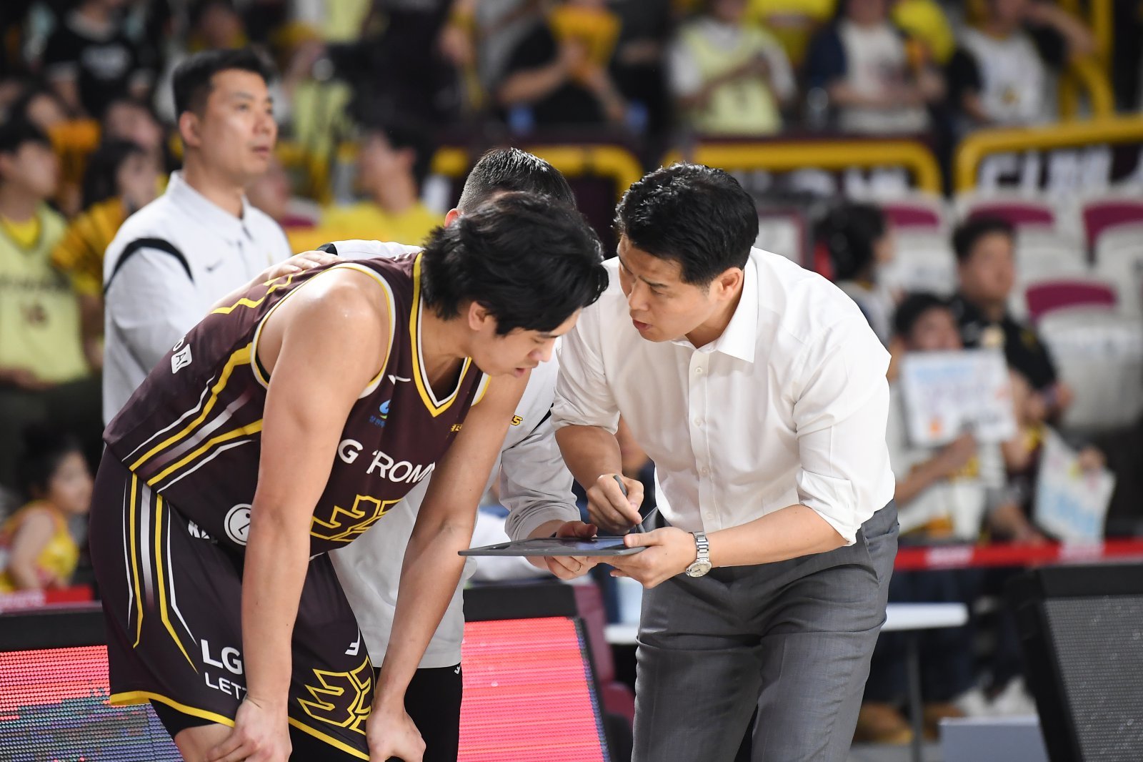 조상현 LG 감독(오른쪽)이 29일 창원체육관서 열린 ‘2025~2026 LG전자 프로농구’ 정규리그 6라운드 SK와 홈경기서 칼 타마요에게 작전을 지시하고 있다. 사진제공｜KBL