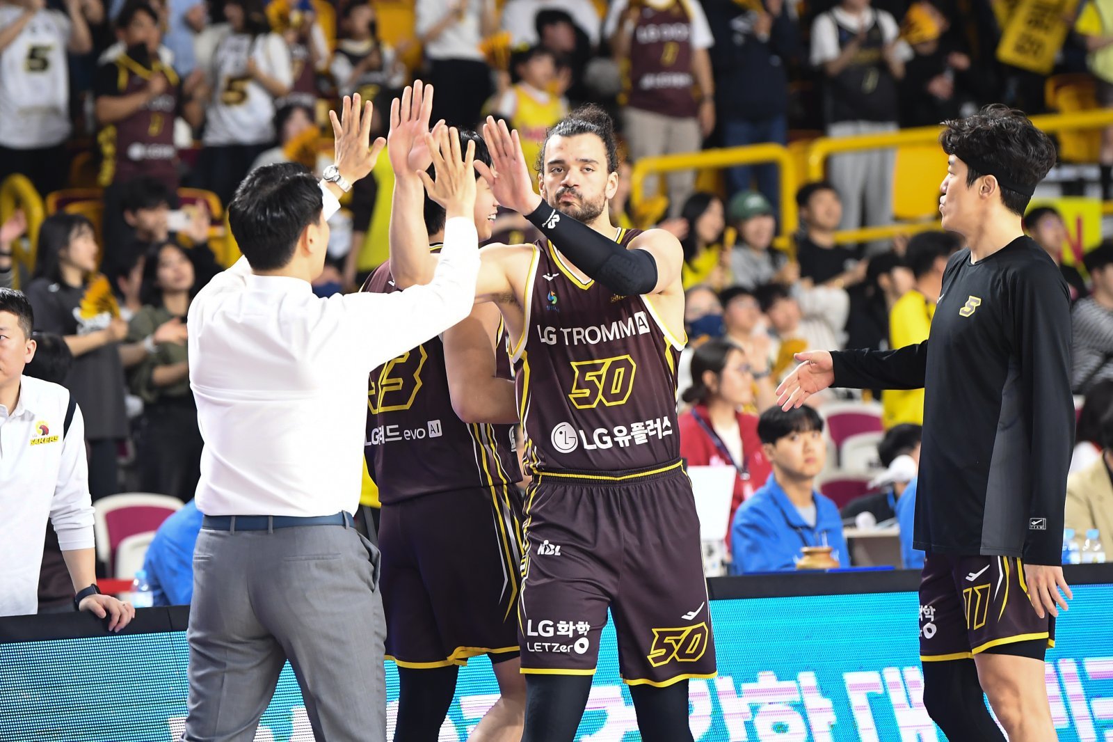 조상현 LG 감독(왼쪽)이 29일 창원체육관서 열린 ‘2025~2026 LG전자 프로농구’ 정규리그 6라운드 SK와 홈경기서 아셈 마레이와 하이파이브를 하고 있다. 사진제공｜KBL