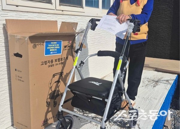 신안군은 거동이 불편한 어르신들의 안전한 이동권을 보장하고 활기찬 노후 생활을 지원하기 위해 ‘노인 보행보조차 지원 사업’을 적극 추진하고 있다. 사진제공 I 신안군