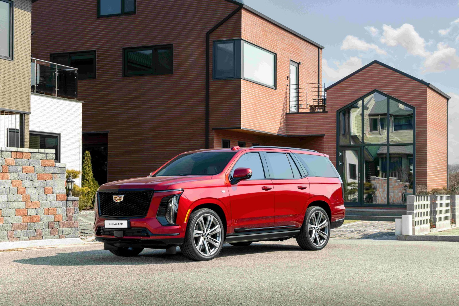  ‘2026 더 뉴 에스컬레이드’는  슈퍼크루즈와 TMAP 등 첨단 기술을 더해 주행의 피로를 덜고 실내를 비즈니스 집무실 수준으로 진화시켰다. 사진제공｜GM