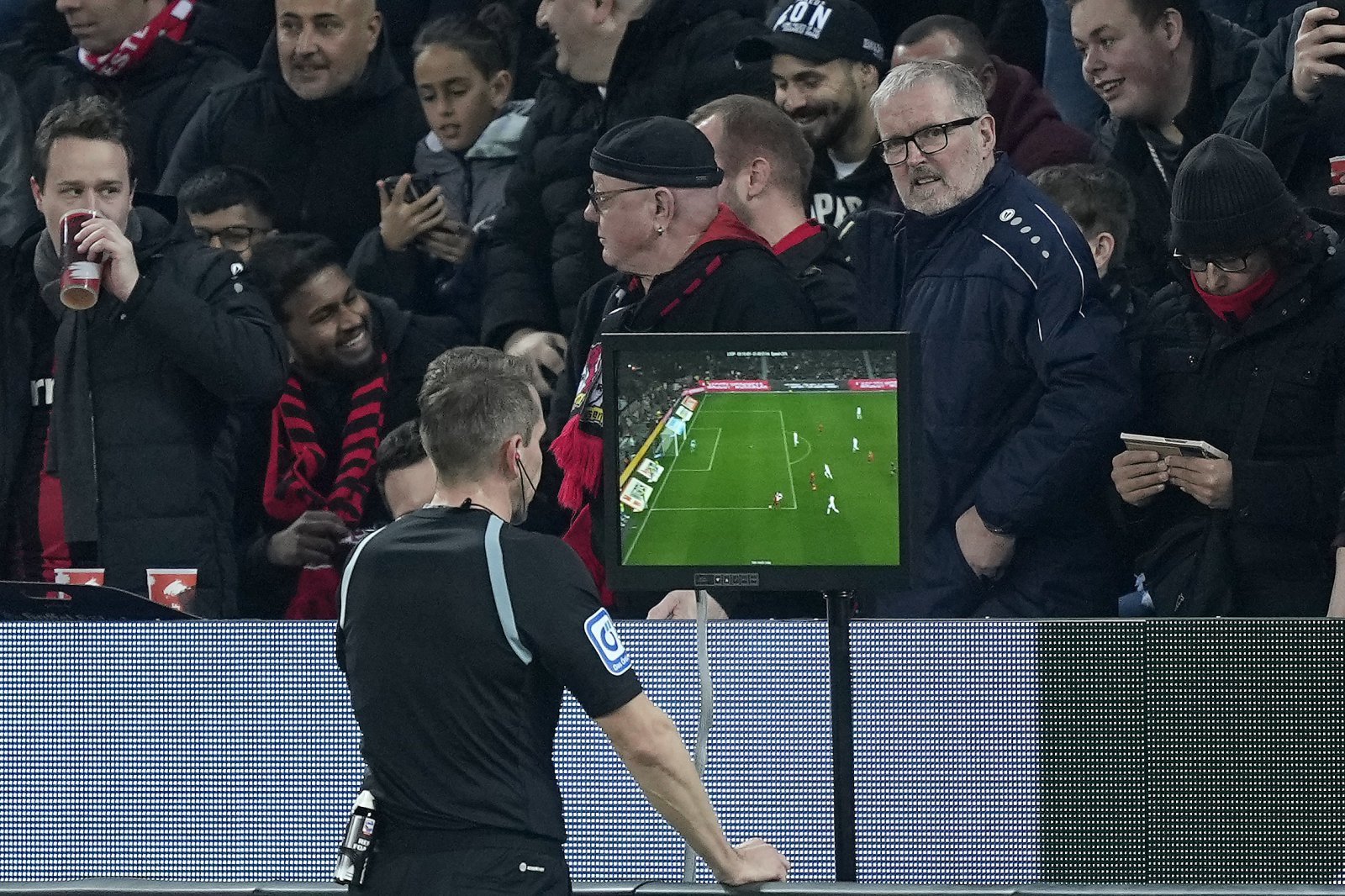 EPL 팬 4명 중 3명 “VAR 폐지 원한다”…도입 5년 지나도 불만 더 커졌다