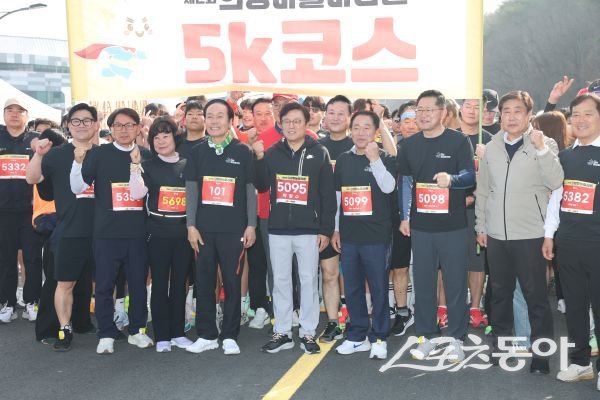 의성군이 지난 28일 ‘제2회 의성마늘마라톤대회’를 개최한 후 기념촬영을 하고 있는 모습. 사진제공ㅣ의성군