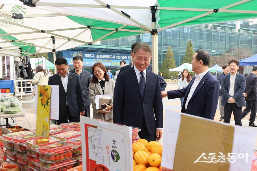 인천 계양구, ‘금요 농산물 직거래장터’ 개장 첫날부터 방문객이 몰리며 현장 수요를 확인했다. 사진제공|인천 계양구청