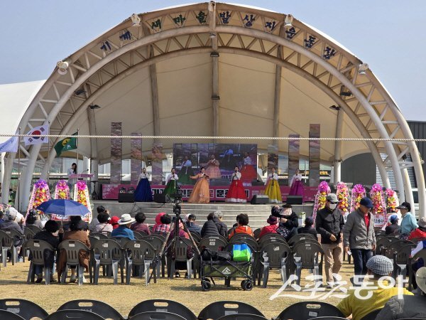 제10회 기계 고인돌 벚꽃 문화축제가 기계면 새마을발상지운동장에서 진행되고 있다. 사진 ㅣ 나영조 기자